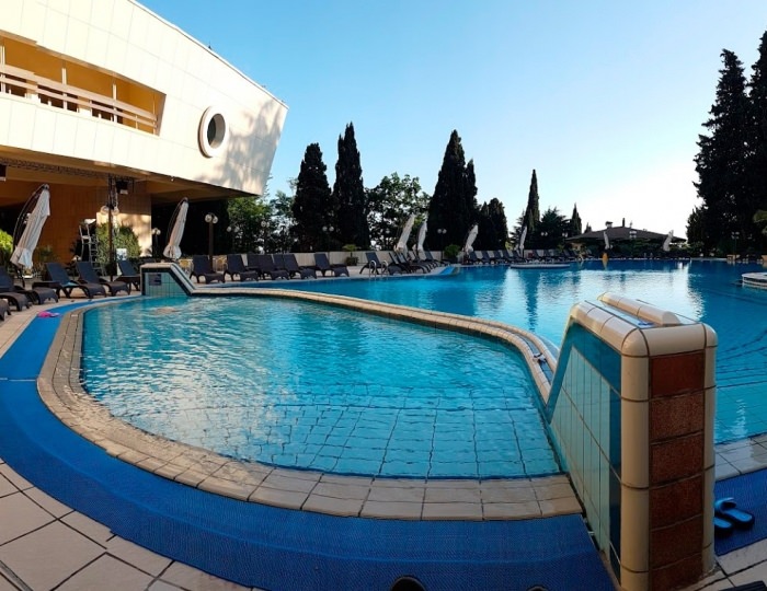 Детские зоны в бассейнах - Гостиничный комплекс «Лазурная Отель и СПА»