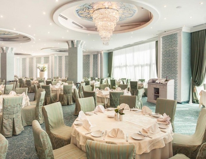 Зал ресторана «Морской бриз» - Гостиничный комплекс «Лазурная Отель и СПА»